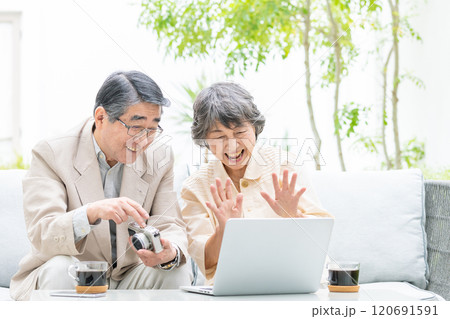 ビデオ通話で話すシニア夫婦 ビデオ通話で話すシニア夫婦 120691591