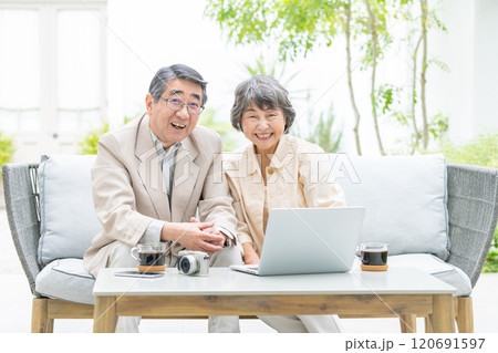 シニア夫婦　パソコン　老後 120691597