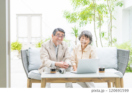 シニア夫婦 パソコン 老後 シニア夫婦 パソコン 老後 120691599