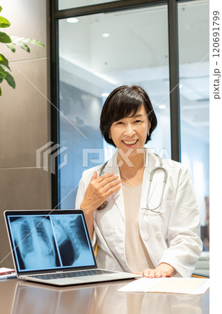 診察する女性医師 診察する女性医師 120691799