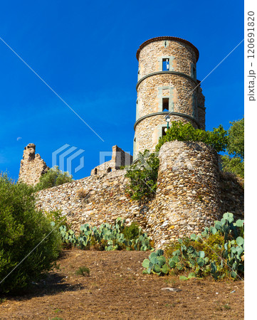 Ruins of ancient fortified Grimaud castle on hill, France Ruins of ancient fortified Grimaud castle on hill, France 120691820