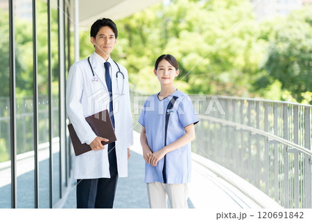 病院で働く若い医師と看護師 120691842