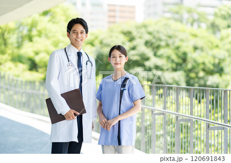 病院で働く若い医師と看護師 病院で働く若い医師と看護師 120691843