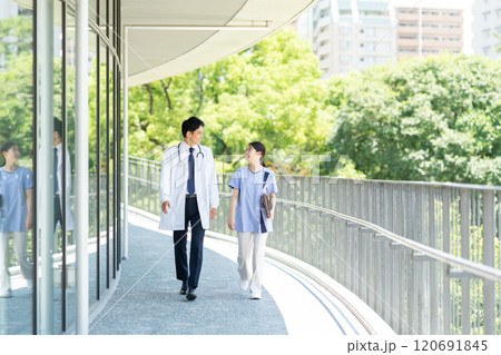 病院で働く若い医師と看護師 120691845