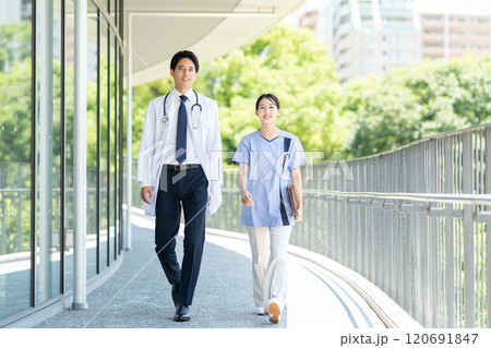 病院で働く若い医師と看護師 病院で働く若い医師と看護師 120691847