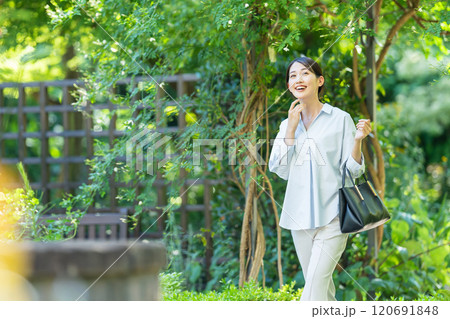 公園で散歩する女性 公園で散歩する女性 120691848
