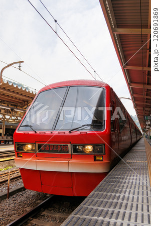 キンメダイをモチーフにした赤いキンメ電車。普通列車だが特殊な内装で展望も素晴らしい。 伊豆急行線車内 キンメダイをモチーフにした赤いキンメ電車。普通列車だが特殊な内装で展望も素晴らしい。 伊豆急行線車内 120691869
