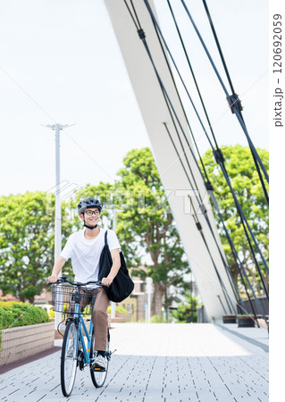 自転車に乗る若い男性 自転車に乗る若い男性 120692059
