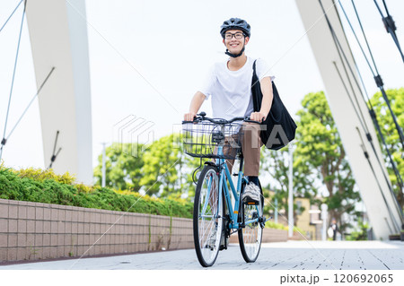 自転車に乗る男性 120692065