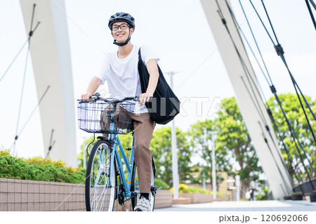 自転車に乗る男性 120692066