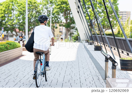 自転車に乗る男性 120692069