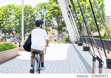 自転車に乗る男性 120692071