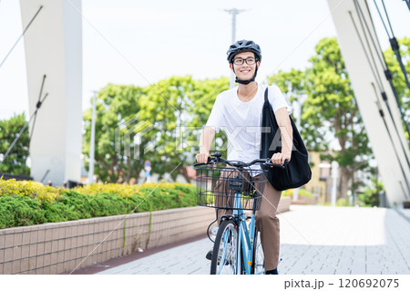 自転車に乗る男性 120692075