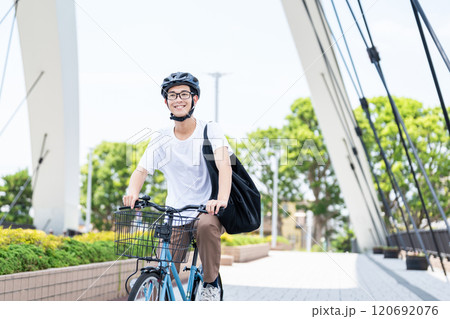 自転車に乗る男性 自転車に乗る男性 120692076