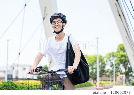 自転車に乗る男性 自転車に乗る男性 120692078