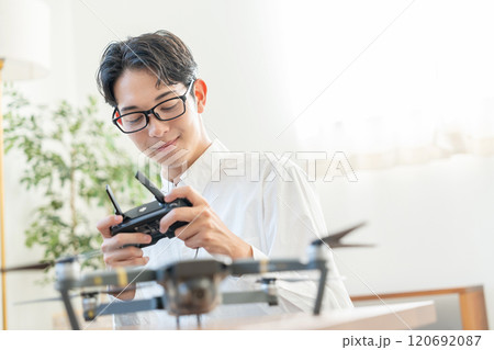 ドローンを操作する若い男性 ドローンを操作する若い男性 120692087