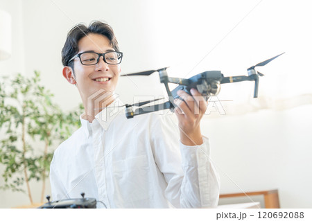 ドローンを操作する若い男性 ドローンを操作する若い男性 120692088