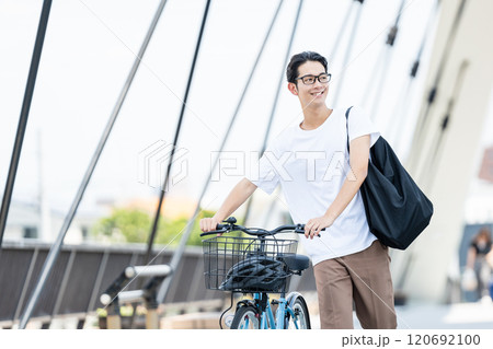 自転車を押す若い男性 自転車を押す若い男性 120692100