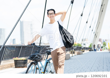 自転車を押す若い男性 自転車を押す若い男性 120692101
