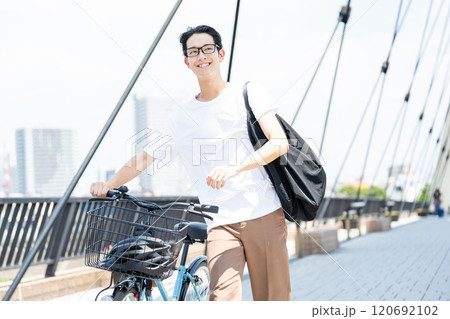 自転車で通勤する若い男性 自転車で通勤する若い男性 120692102