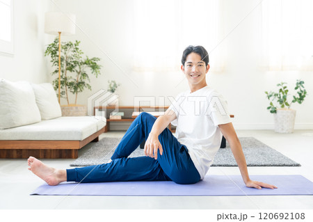 自宅でヨガをする若い男性 120692108