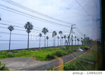 伊東の温泉。  伊豆半島の海岸線を走る伊豆急行線の車窓からの風景。静岡県伊豆半島、伊豆急行線車内 120692205