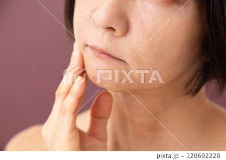 スキンケアに悩むミドル（50代）女性　パープルバック 120692228