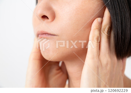 ミドル（50代）女性のスキンケアイメージ白バック 120692229