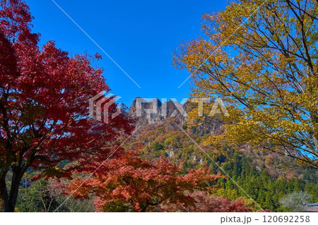 秋の群馬県富岡市の妙義ビジターセンター付近から北西側の妙義山(白雲山,相馬岳など)を見る 120692258