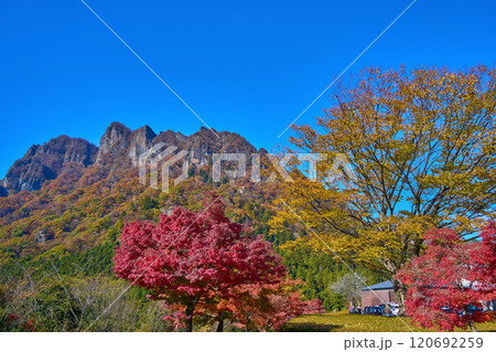 秋の群馬県富岡市の妙義ビジターセンター付近から北西側の妙義山(白雲山,相馬岳など)を見る 120692259