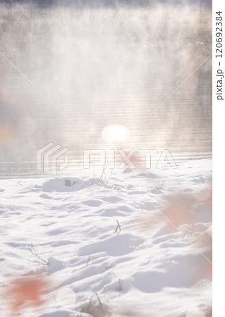 朝霧に包まれた湖　クリスマスイメージ 120692384