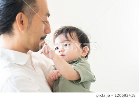 赤ちゃんを抱っこするパパ 赤ちゃんを抱っこするパパ 120692419