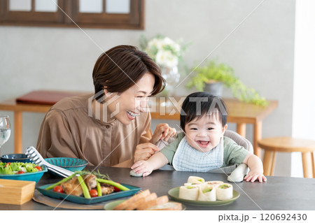食事をするママと赤ちゃん 食事をするママと赤ちゃん 120692430