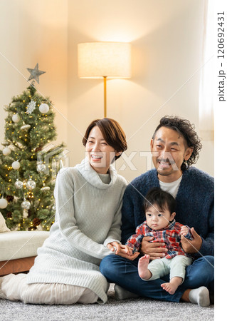 家族　クリスマス 120692431