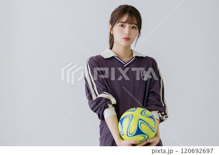 サッカーボールを持つ女性 120692697