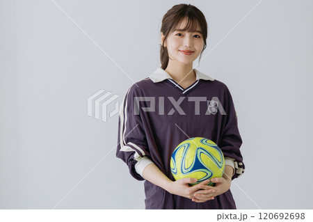 サッカーボールを持つ女性 120692698