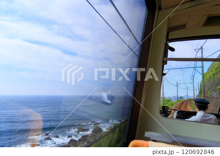 片瀬白田海岸。  伊豆半島の海岸線を走る伊豆急行線の車窓からの風景。静岡県伊豆半島、伊豆急行線車内 120692846