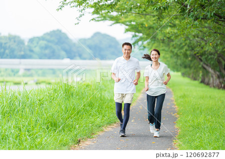 ジョギングをするシニア夫婦 ジョギングをするシニア夫婦 120692877