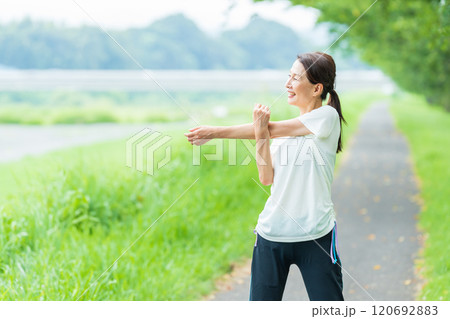 運動するシニア女性 120692883