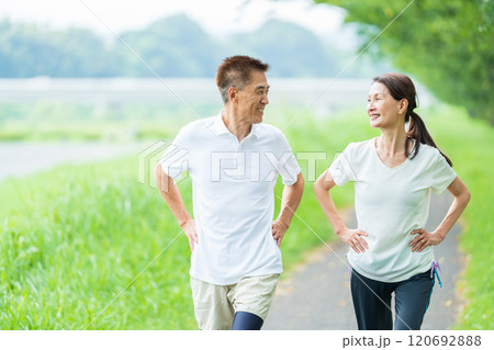 ウォーキングするシニア夫婦 120692888