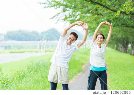 準備運動するシニア夫婦 120692890