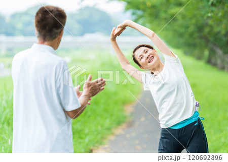 準備運動するシニア夫婦 120692896