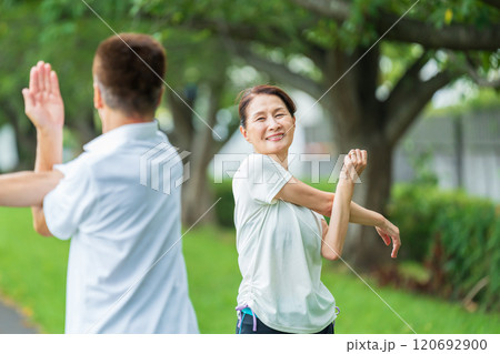 ストレッチをするシニア夫婦 120692900