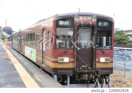 信楽高原鉄道「貴生川駅」に停車するディーゼルカー 信楽高原鉄道「貴生川駅」に停車するディーゼルカー 120692926