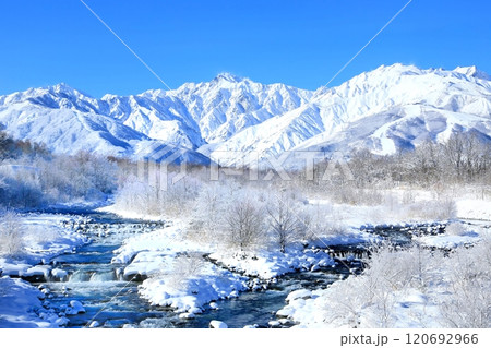 冬の松川と北アルプス 120692966