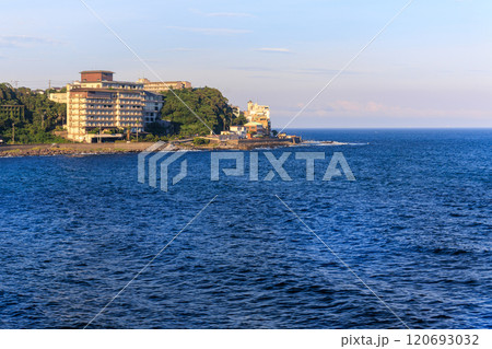 赤沢温泉。 伊豆半島の海岸線を走る列車、伊豆急行線の車窓からの風景。静岡県伊豆半島、伊豆急行線車内 120693032