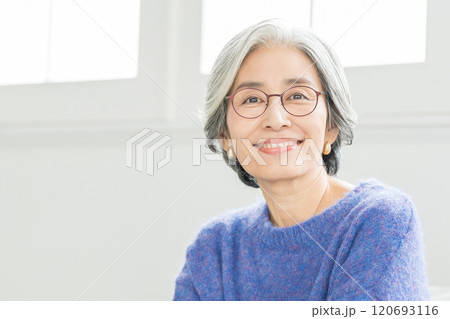 メガネをかけたシニア女性 120693116