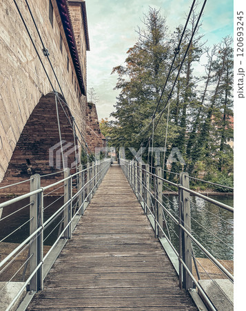 Kettensteg (Chain Bridge) over river Pegnitz 120693245