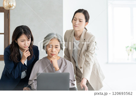 オフィスで働くビジネスウーマン オフィスで働くビジネスウーマン 120693562