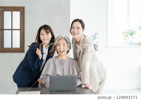 オフィスで働くビジネスウーマン 120693571
